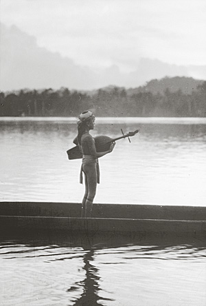 Lautenspielender Dayak auf dem Kayan-Fluss, Nordost-Borneo. Foto: Wolfgang Leupold um 1923