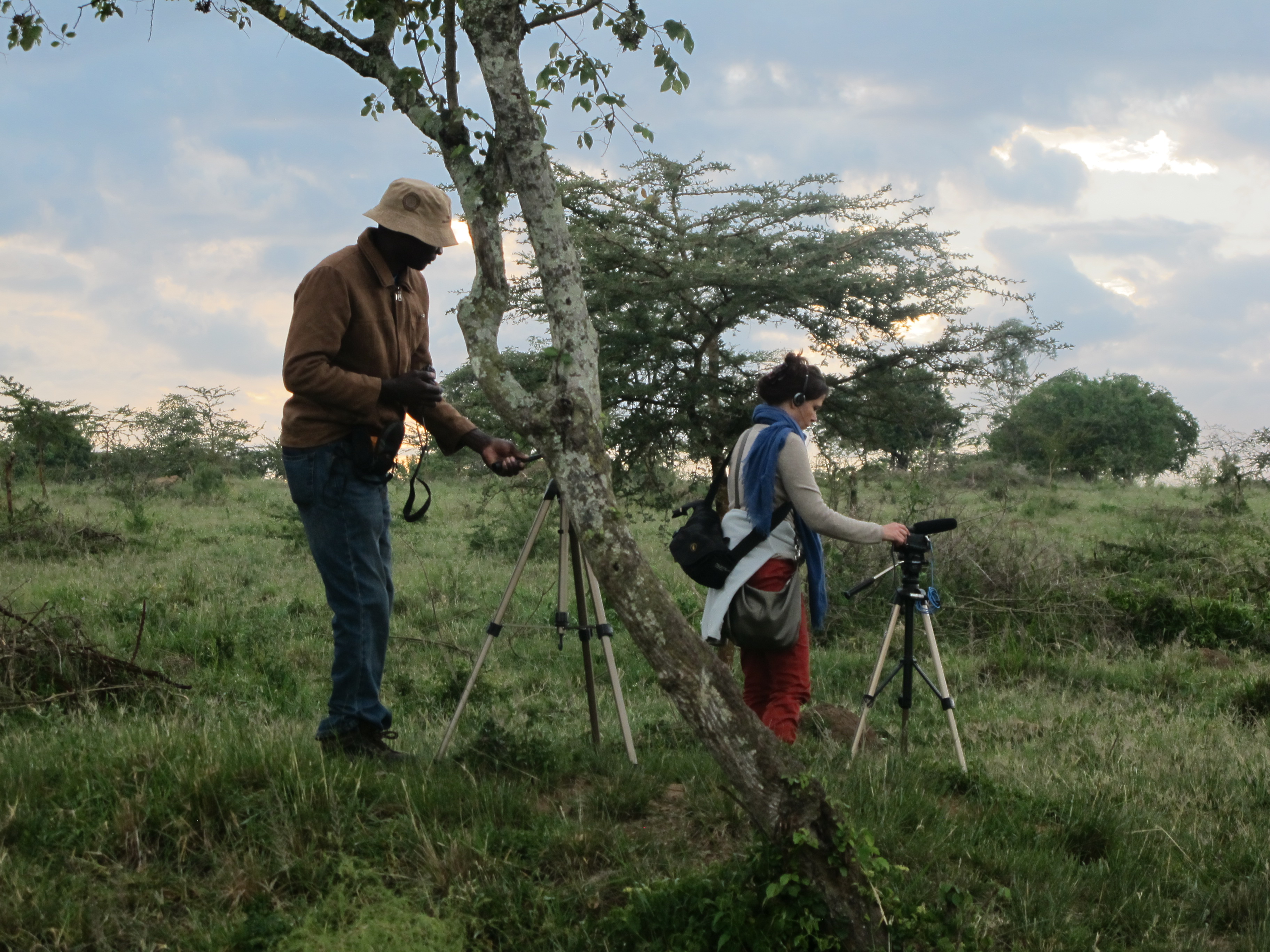 Zwei KooperationspartnerInnen beim Filmen während einer Feldforschung in Uganda