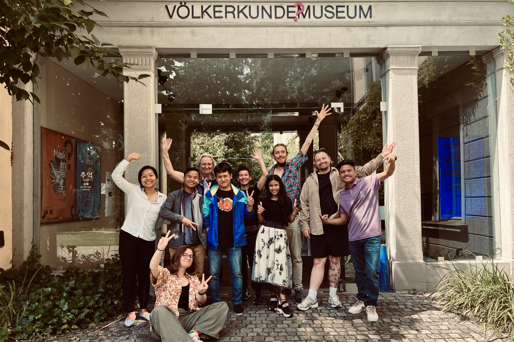 Das Projektteam vor dem Museumseingang.