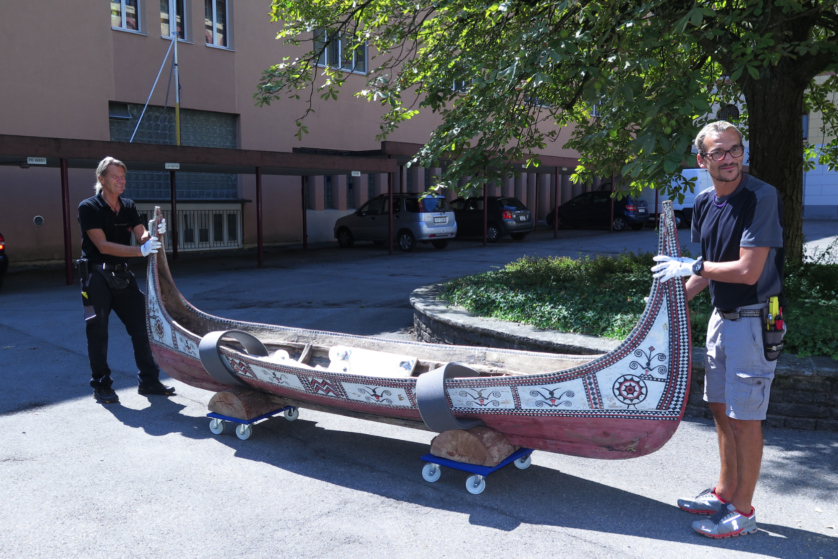 Zwei Männer zeigen ein Boot aus der ethnografischen Sammlung der Missionsgesellschaft Bethlehem.