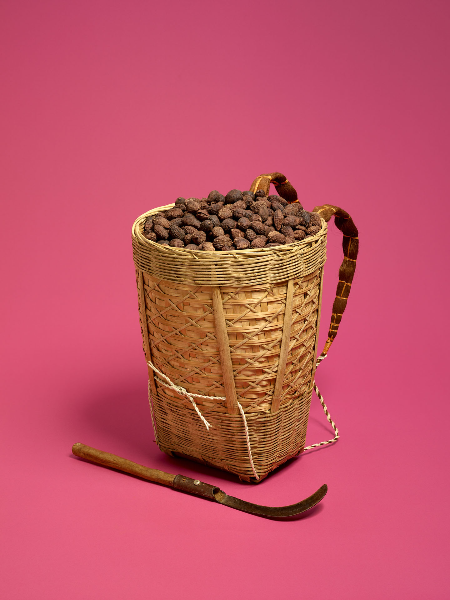  Cardamom in a basket with a knife