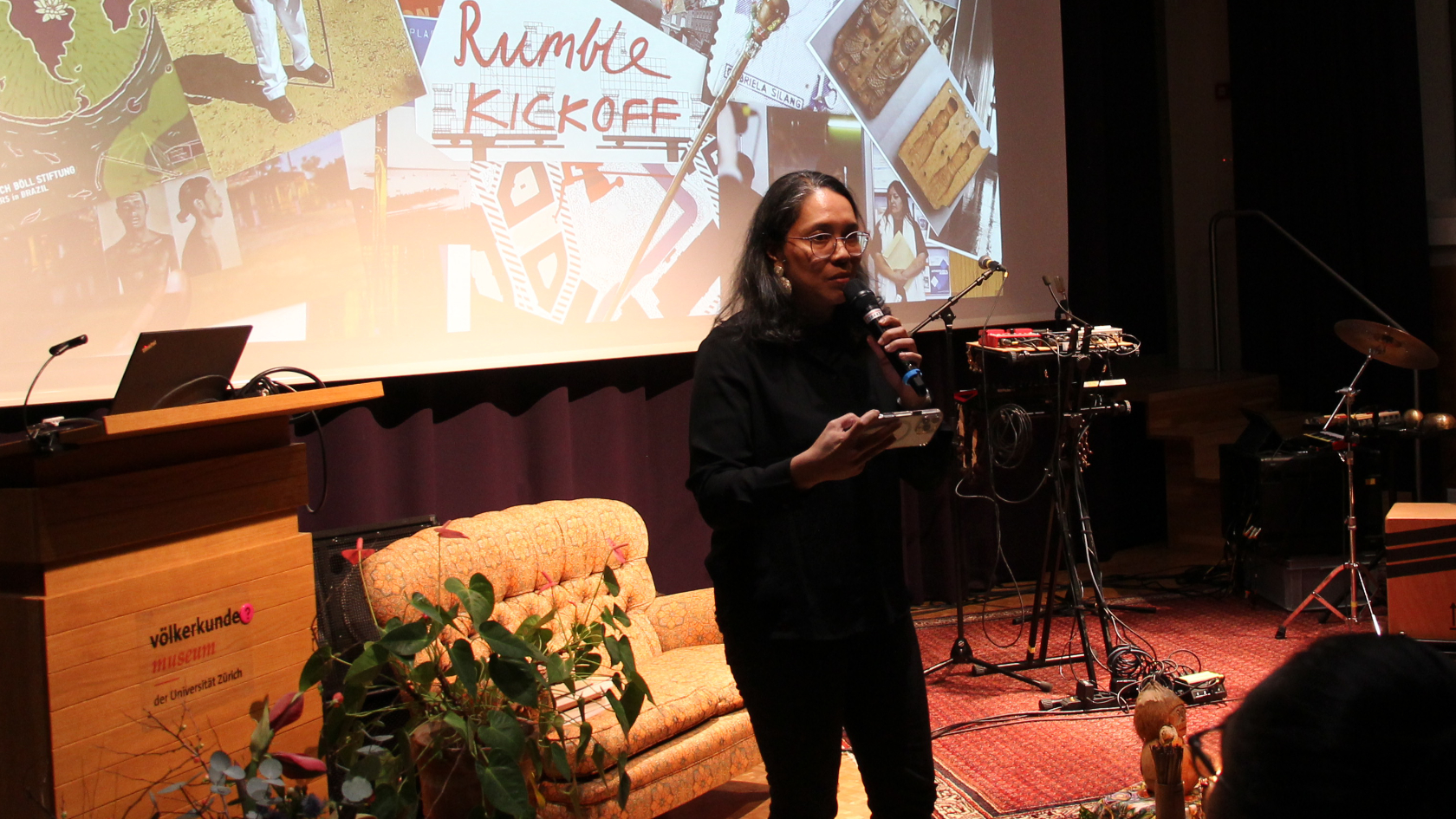 Lenny Bugayong hält eine Ansprache.