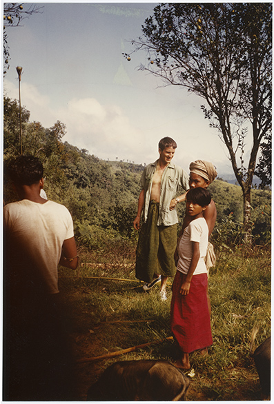 Lorenz G. Löffler mit drei Mro. Chittagong Hill Tracts (Bangladesch), vermutlich 1964. 